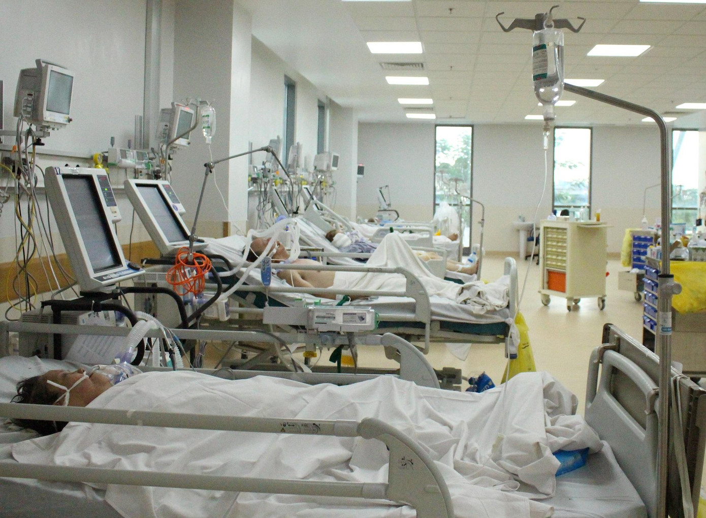 Từ khi đi vào hoạt động, Bệnh viện Hồi sức COVID-19 luôn tiếp nhận các ca bệnh nặng và nguy kịch. Từ khi đi vào hoạt động, Bệnh viện Hồi sức COVID-19 luôn tiếp nhận các ca bệnh nặng và nguy kịch.