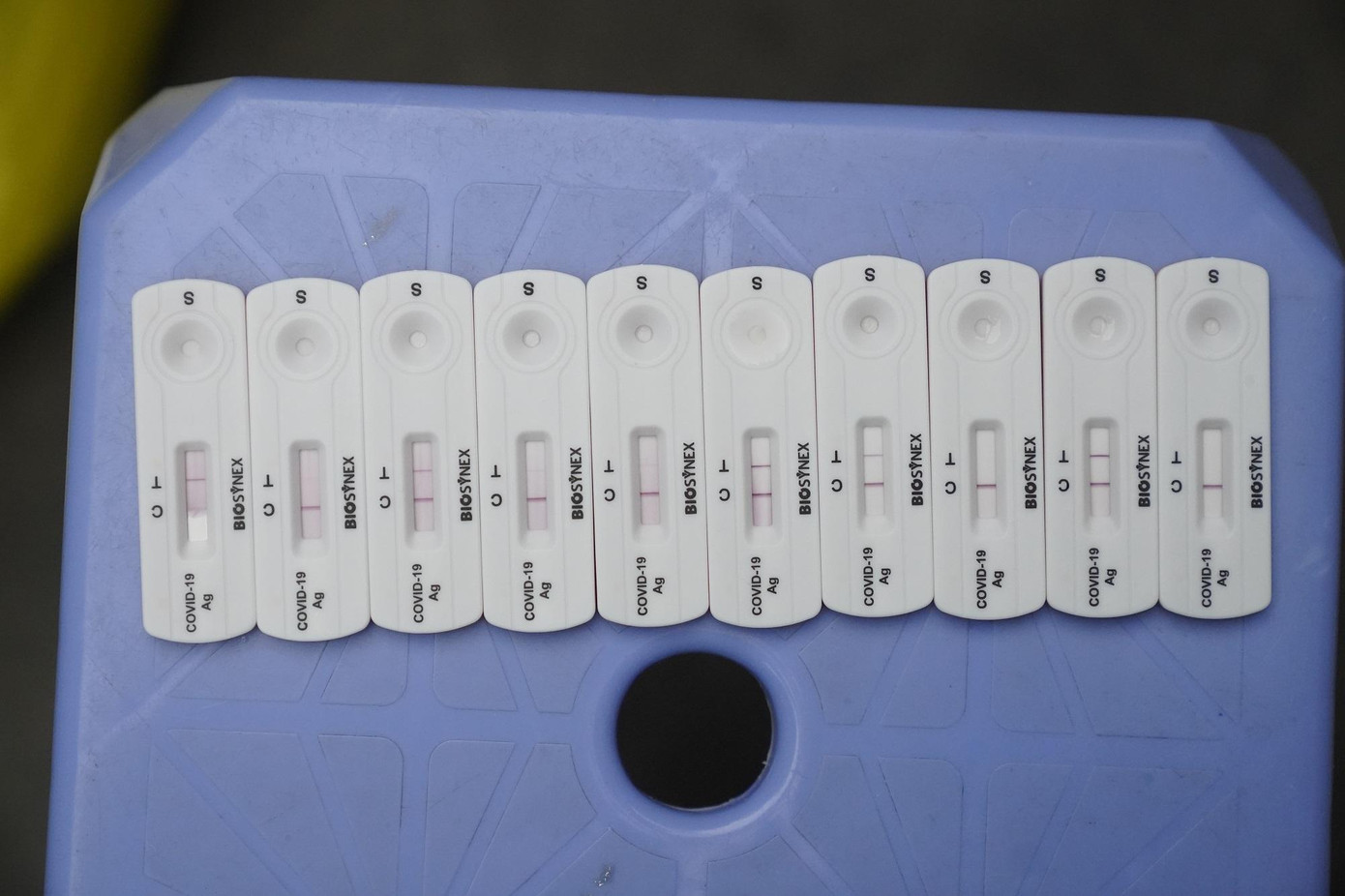 Tỷ lệ ca bệnh dương tính trong cộng đồng ở lần xét nghiệm thứ nhất chiếm 3,6%. Tỷ lệ ca bệnh dương tính trong cộng đồng ở lần xét nghiệm thứ nhất chiếm 3,6%.