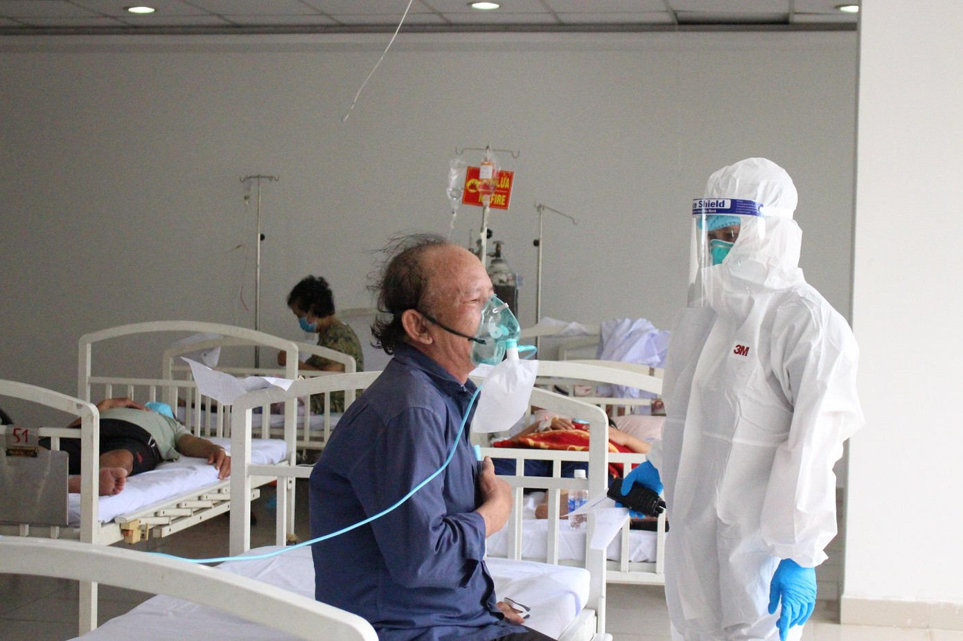 Các bác sĩ đang điều trị cho một bệnh nhân mắc COVID-19 tại Bệnh viện thu dung điều trị COVID-19 số 3- ảnh Vân Sơn