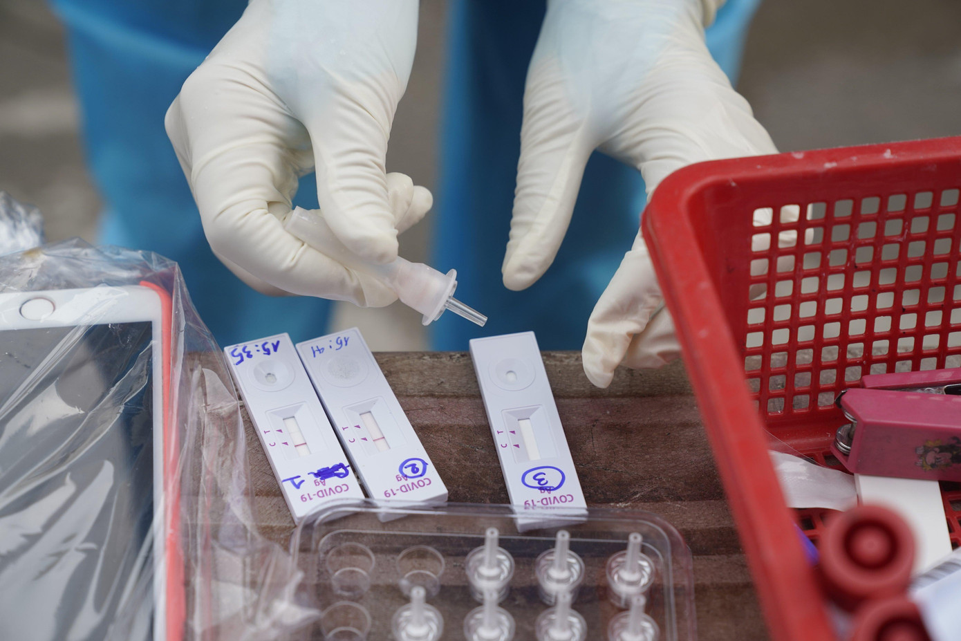 Test nhanh COVID-19 tại nhà là giải pháp đang được chính phủ khuyến cáo người dân thực hiện.