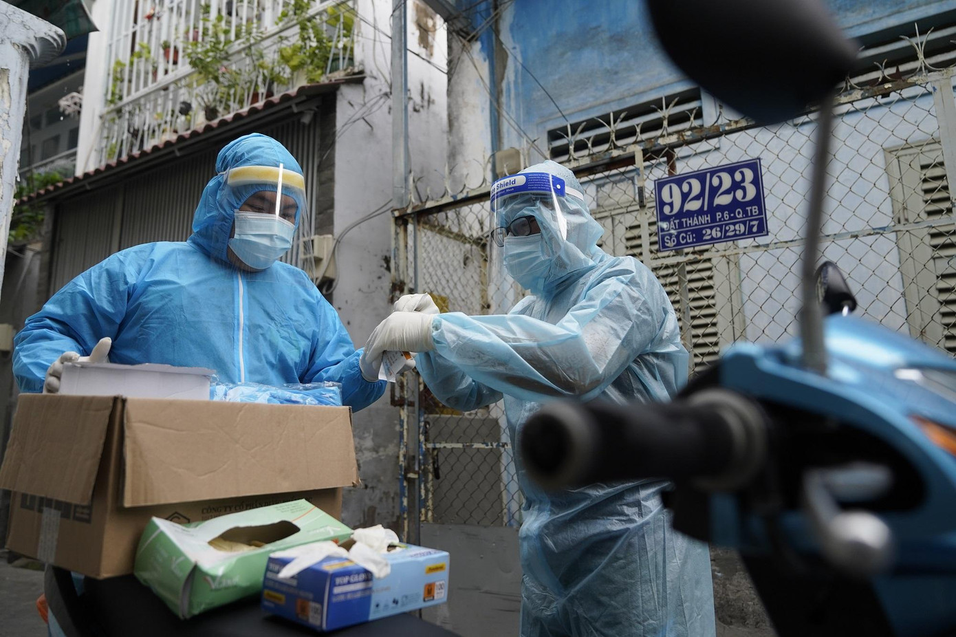 Các quận huyện đang nỗ lực kiểm soát dịch, từng bước thu hẹp vùng nguy cơ lây nhiễm cao Các quận huyện đang nỗ lực kiểm soát dịch, từng bước thu hẹp vùng nguy cơ lây nhiễm cao