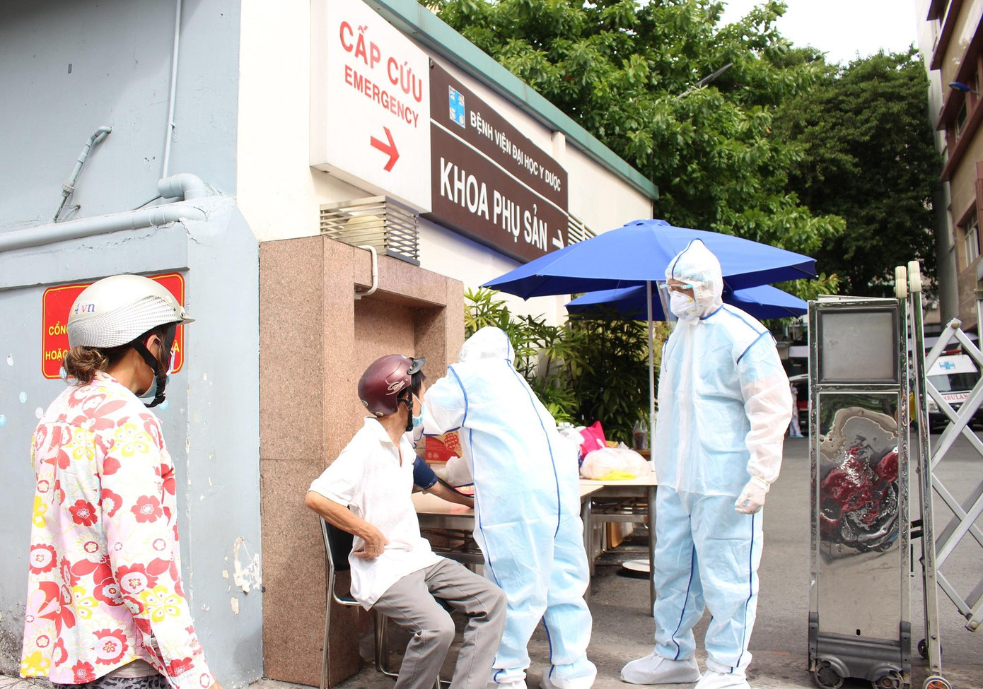 Dịch bệnh diễn biến phức tạp, người dân đang gặp nhiều khó khăn trong việc tiếp cận dịch vụ y tế. Dịch bệnh diễn biến phức tạp, người dân đang gặp nhiều khó khăn trong việc tiếp cận dịch vụ y tế.