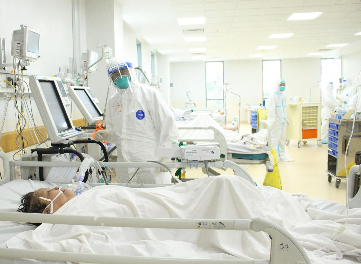 Ngành y tế đang nỗ lực kiểm soát dịch, kéo giảm ca tử vong vì COVID-19 Ngành y tế đang nỗ lực kiểm soát dịch, kéo giảm ca tử vong vì COVID-19