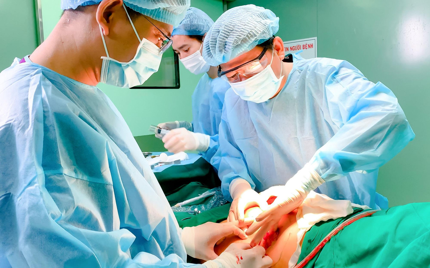 Các bác sĩ đã được huy động khẩn cấp để thực hiện cuộc mổ cấp cứu cho bệnh nhân.