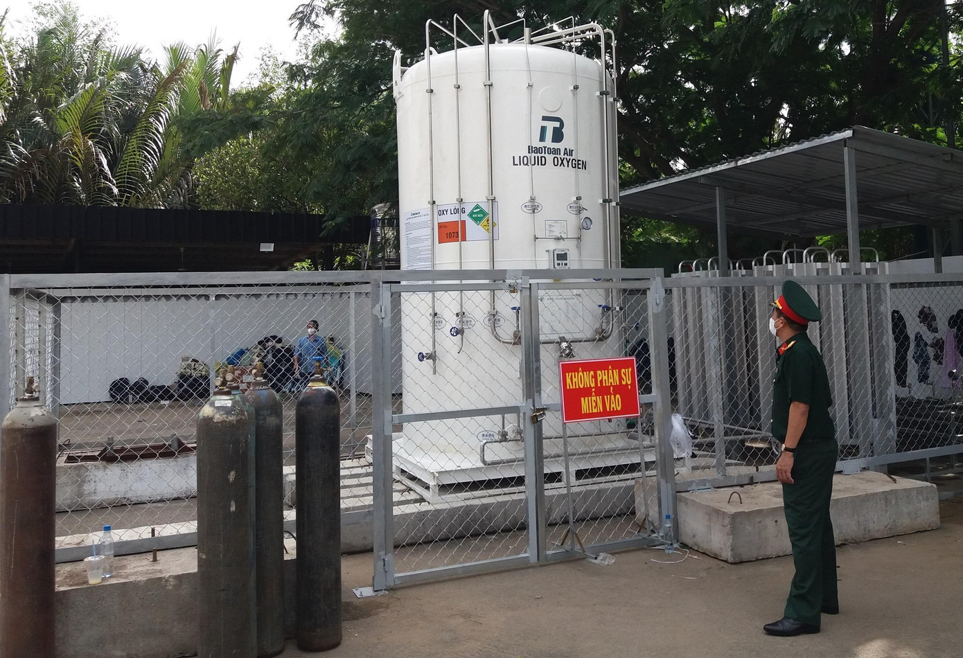 Sau khi khảo sát, GS.TS Nguyễn Quang Tuấn, Giám đốc Bệnh viện Bạch Mai đã quyết định thiết lập tại Bệnh viện Dã chiến số 16 Trung tâm Hồi sức COVID-19 theo chỉ đạo của Bộ Y tế. Người đứng đầu Bệnh viện Bạch Mai cho biết, Bệnh viện Dã chiến số 16 có quy mô gần 3.000 giường bệnh, nơi đây sẽ nâng cấp, thiết lập 500 giường hồi sức tích cực. Trong ảnh: Bồn oxy tại Bệnh viện Dã chiến số 16 đủ khả năng cung ứng cho hoạt động điều trị.