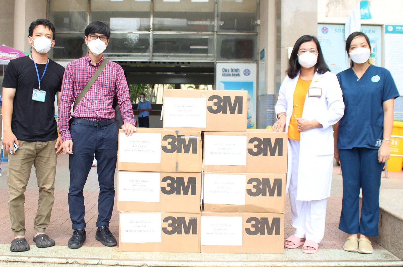 PGS.TS.BS Hoàng Thị Diễm Tuyết (đứng thứ hai bên phải) gửi lời cảm ơn sâu sắc đến bạn đọc báo Tiền Phong khi tiếp nhận 7 thùng khẩu trang 3M PGS.TS.BS Hoàng Thị Diễm Tuyết (đứng thứ hai bên phải) gửi lời cảm ơn sâu sắc đến bạn đọc báo Tiền Phong khi tiếp nhận 7 thùng khẩu trang 3M