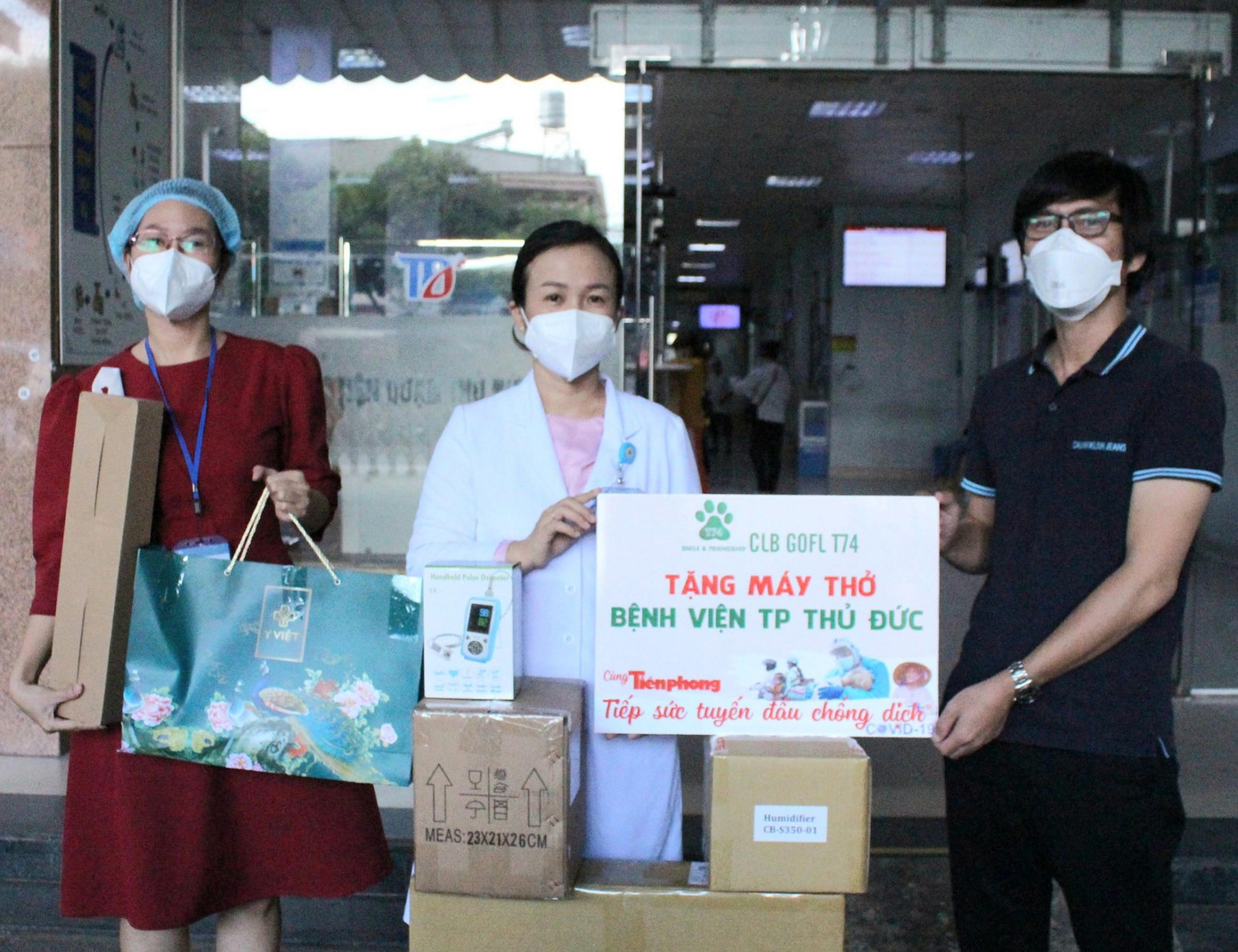 Nhà báo Trần Ngọc Lâm (ngoài cùng bên phải) trao máy thở từ CLB GOLF T74 và chiếc máy đo SpO2 bạn đọc ủng hộ qua chương trình &quot;Cùng Tiền Phong tiếp sức tuyến đầu chống dịch COVID-19&quot; tới Bệnh viện Thành phố Thủ Đức.