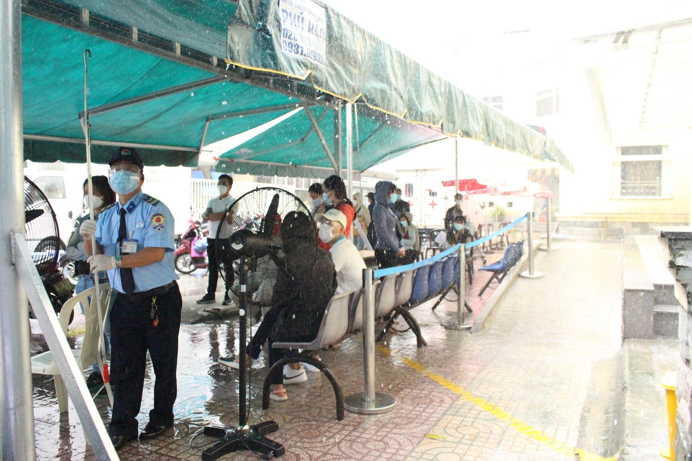 Bệnh viện Chợ Rẫy dùng mái che di động làm chỗ trú mưa cho những người đến hiến máu, công tác tổ chức đảm bảo được các quy định về giữ khoảng cách phòng chống dịch.