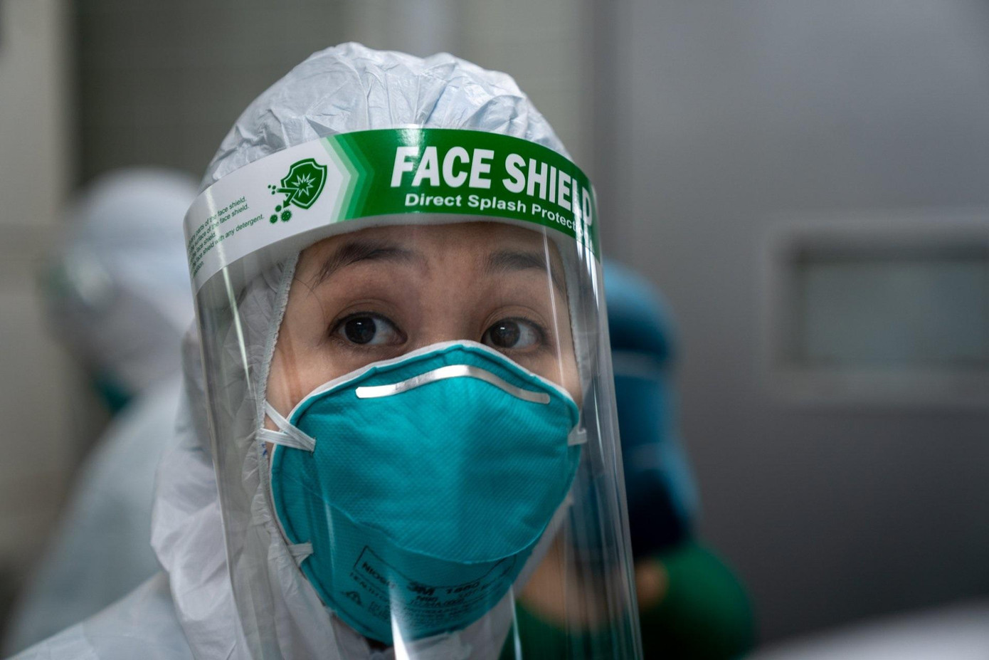 Gần 4 tháng qua, các y bác sĩ nơi tuyến đầu đang căng mình trong cuộc chiến chống COVID-19. Gần 4 tháng qua, các y bác sĩ nơi tuyến đầu đang căng mình trong cuộc chiến chống COVID-19.