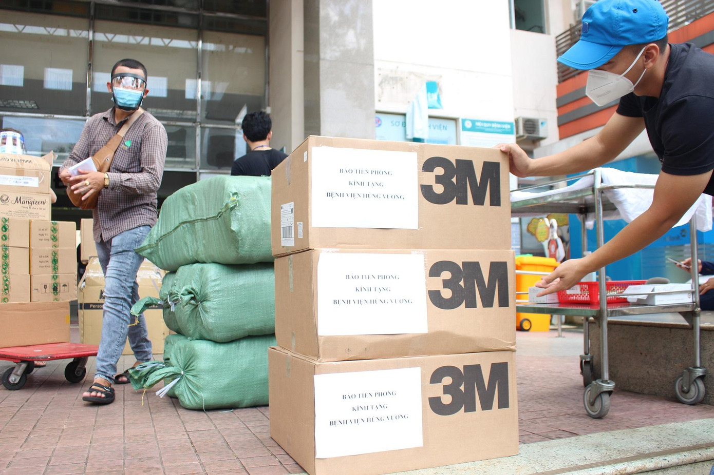 Vật tư, thiết bị y tế được bạn đọc hỗ trợ tiếp tục đến với các bệnh viện ở tuyến đầu chống dịch Vật tư, thiết bị y tế được bạn đọc hỗ trợ tiếp tục đến với các bệnh viện ở tuyến đầu chống dịch