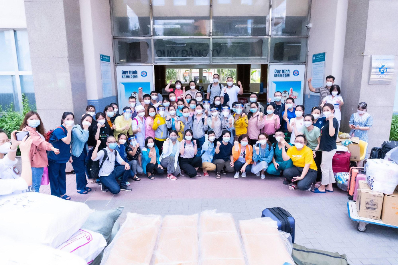 Sáng 27/7, Bệnh viện Hùng Vương cho biết, nhóm bác sĩ tham gia chống dịch COVID-19 gồm 87 nhân sự, trong đó có 3 lãnh đạo, 8 quản lý, 25 bác sĩ, 47 hộ sinh, điều dưỡng, kỹ thuật viên và 4 nhân viên hành chính đã nhận nhiệm vụ và lên đường đến Bệnh viện Dã chiến thu dung điều trị COVID-19 số 16 tại quận 7, TPHCM. 87 y bác sĩ của Bệnh viện phụ sản Hùng Vương sẽ trực tiếp điều hành Bệnh viện Dã chiến thu dung điều trị COVID-19 số 16.