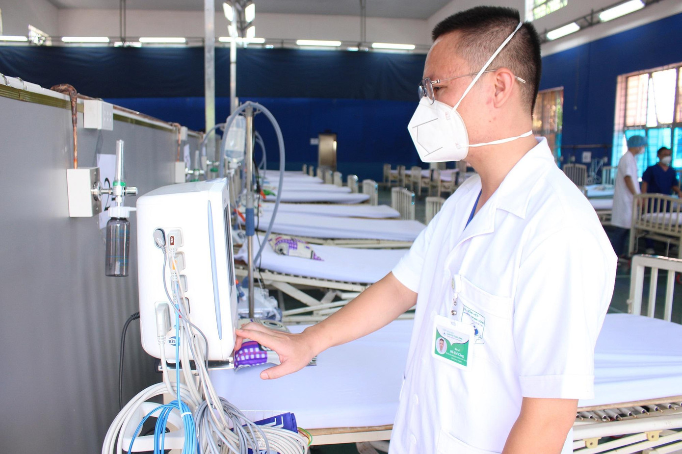 Nhân viên y tế đang rất cần được tiếp sức để có thể đảm bảo an toàn và cứu chữa được nhiều người mắc COVID-19. Nhân viên y tế đang rất cần được tiếp sức để có thể đảm bảo an toàn và cứu chữa được nhiều người mắc COVID-19.