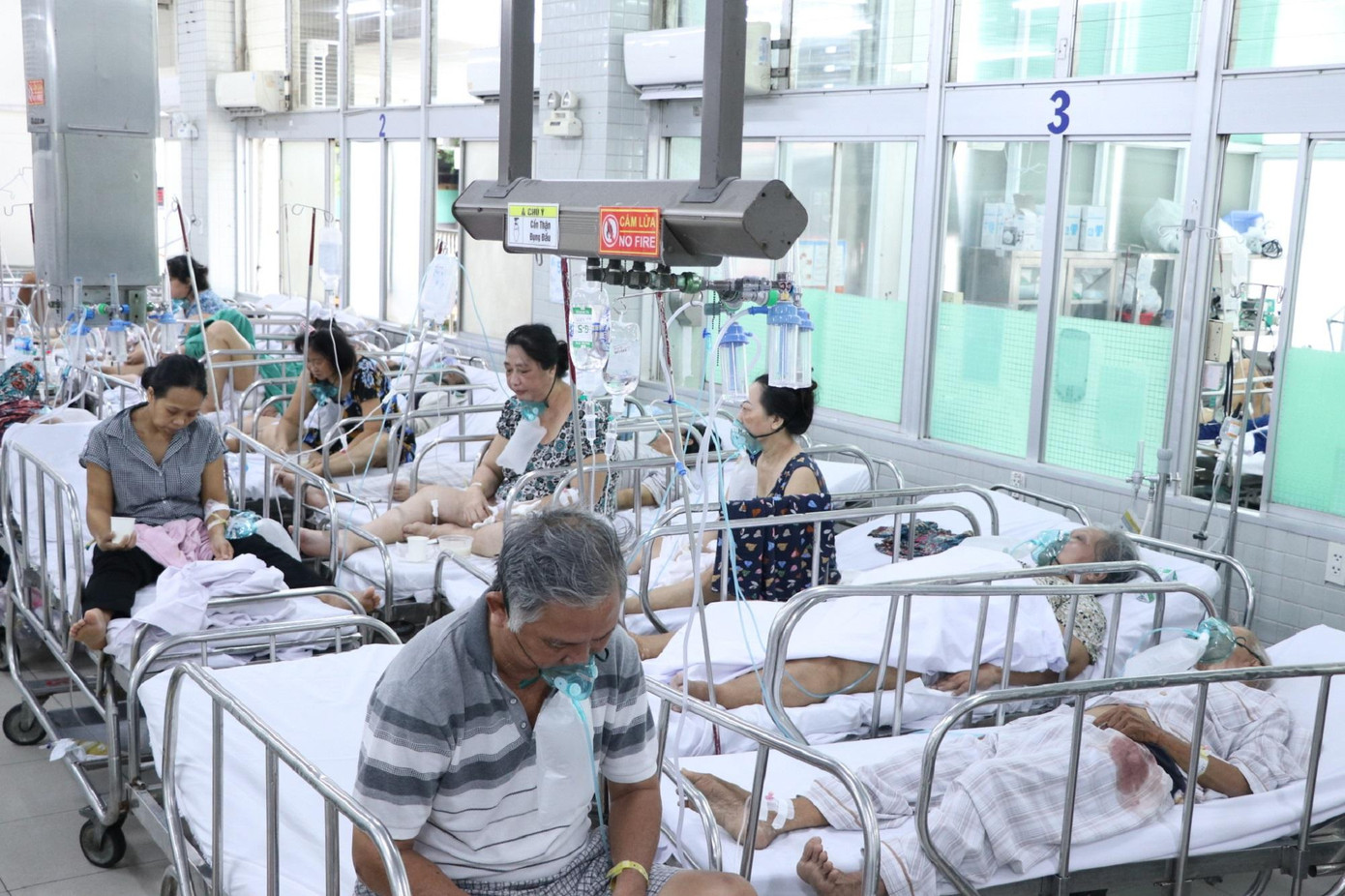 Bệnh nhân COVID-19 tại khoa Cấp cứu Bệnh viện Chợ Rẫy ngày 8/1 (Ảnh: Ngô Bình).