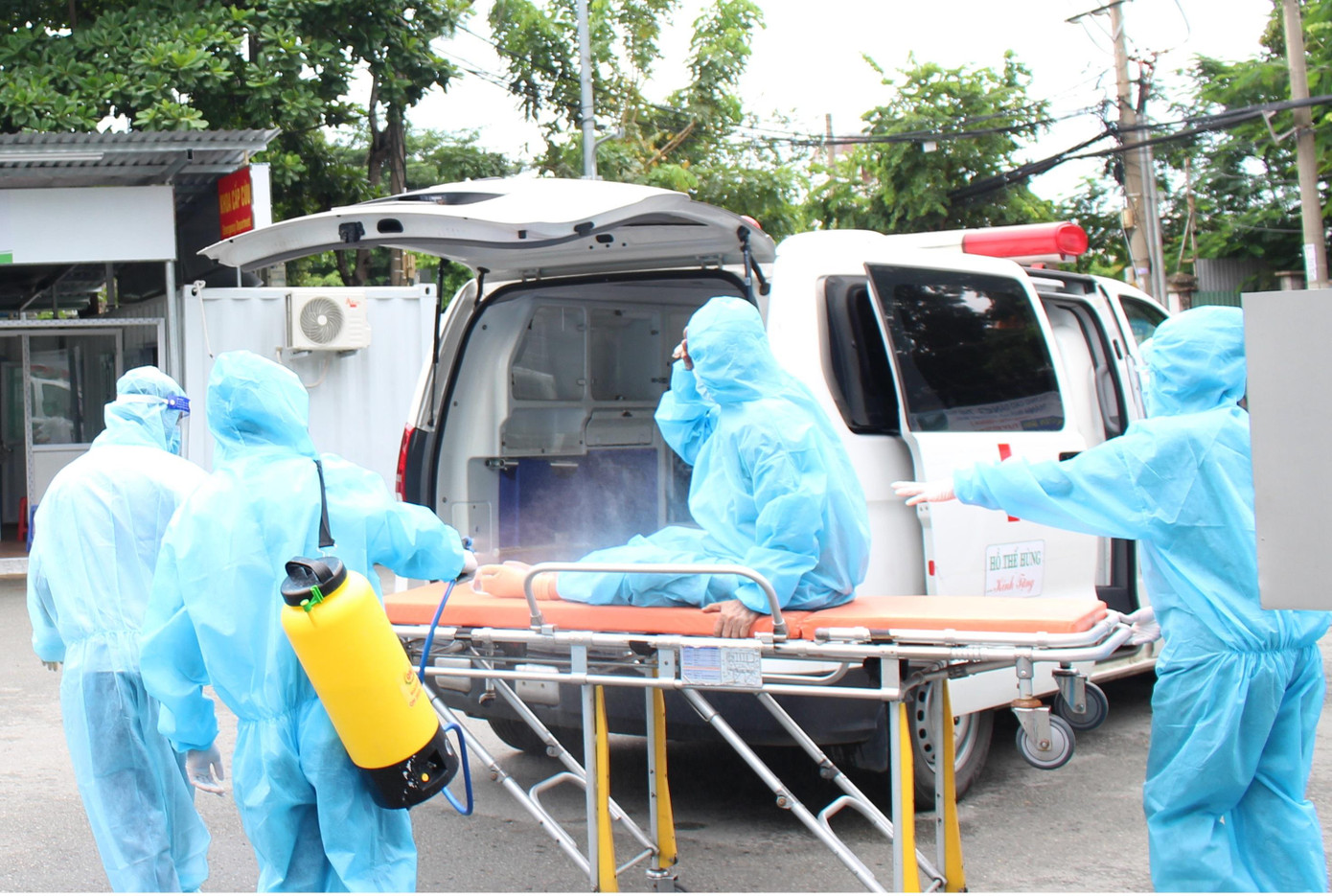 Dịch COVID-19 đang diễn biến rất phức tạp tại nhiều tỉnh thành trên cả nước, nguy cơ gia tăng ca bệnh nặng, tử vong. Dịch COVID-19 đang diễn biến rất phức tạp tại nhiều tỉnh thành trên cả nước, nguy cơ gia tăng ca bệnh nặng, tử vong.