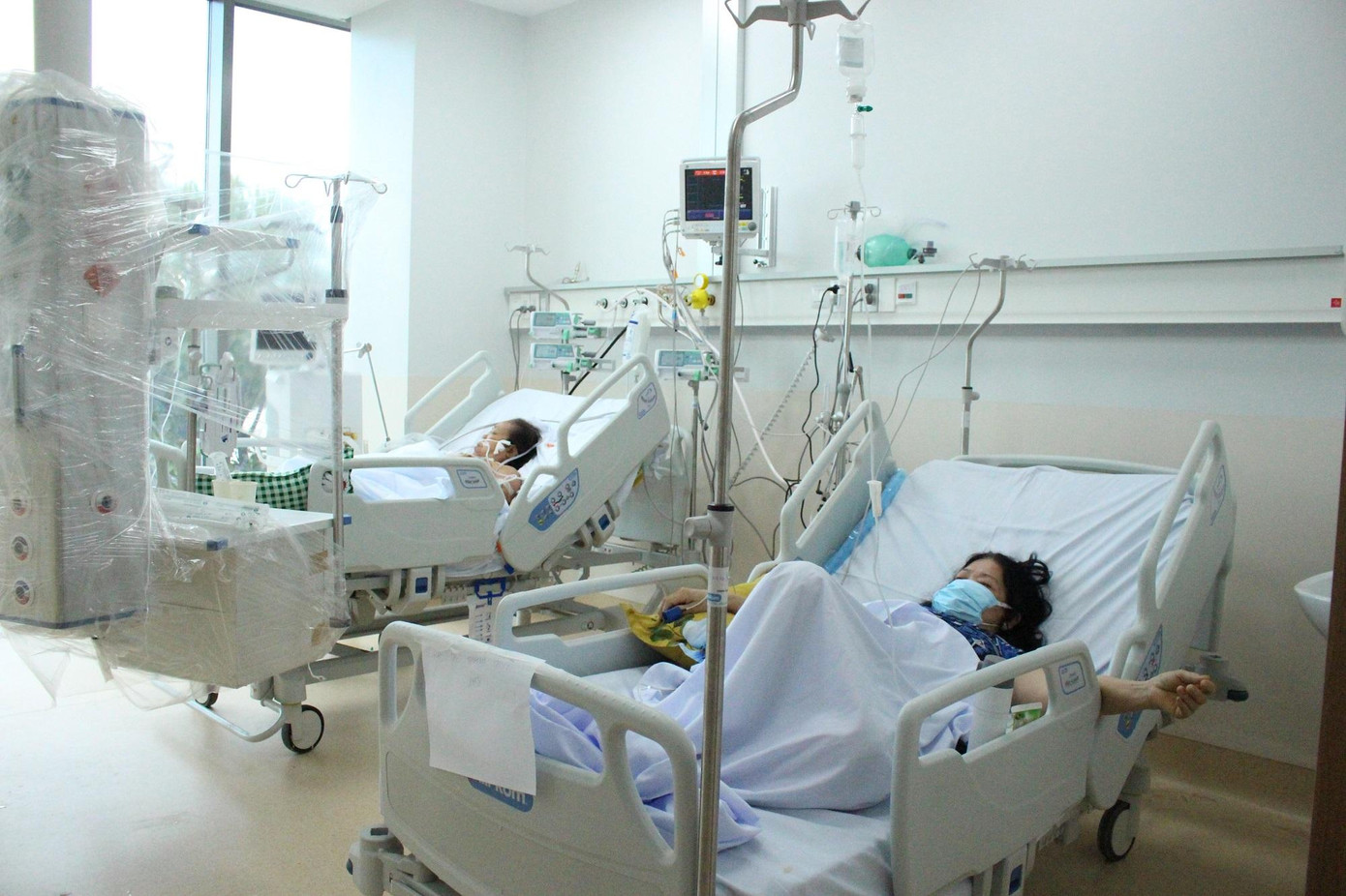Cuộc chiến giành giật từng hơi thở đang diễn ra trong Bệnh viện Hồi sức COVID-19- ảnh Vân Sơn Cuộc chiến giành giật từng hơi thở đang diễn ra trong Bệnh viện Hồi sức COVID-19- ảnh Vân Sơn