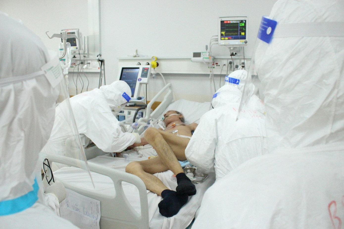 Nhóm bệnh nhân lớn tuổi có bệnh lý nền là các đối tượng dễ biến nặng, rơi vào nguy kịch- ảnh Vân Sơn Nhóm bệnh nhân lớn tuổi có bệnh lý nền là các đối tượng dễ biến nặng, rơi vào nguy kịch- ảnh Vân Sơn