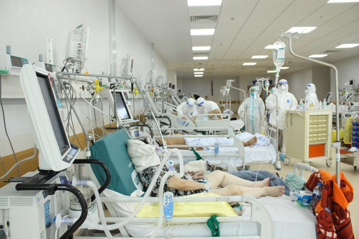 Hệ thống điều trị của ngành y tế đang bắt đầu rơi vào tình trạng quá tải Hệ thống điều trị của ngành y tế đang bắt đầu rơi vào tình trạng quá tải