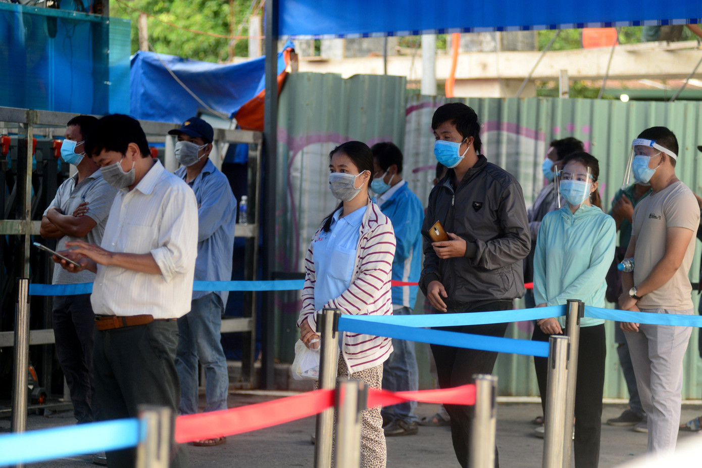 Người dân cần tuân thủ tuyệt đối quy định 5K đảm bảo cách ly người với người, nhà với nhà. Người dân cần tuân thủ tuyệt đối quy định 5K đảm bảo cách ly người với người, nhà với nhà.