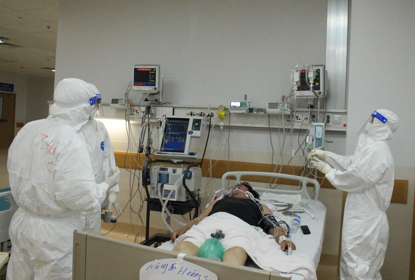 TPHCM đang nỗ lực đáp ứng điều trị để kéo giảm số ca bệnh nặng, tử vong vì dịch COVID-19. TPHCM đang nỗ lực đáp ứng điều trị để kéo giảm số ca bệnh nặng, tử vong vì dịch COVID-19.