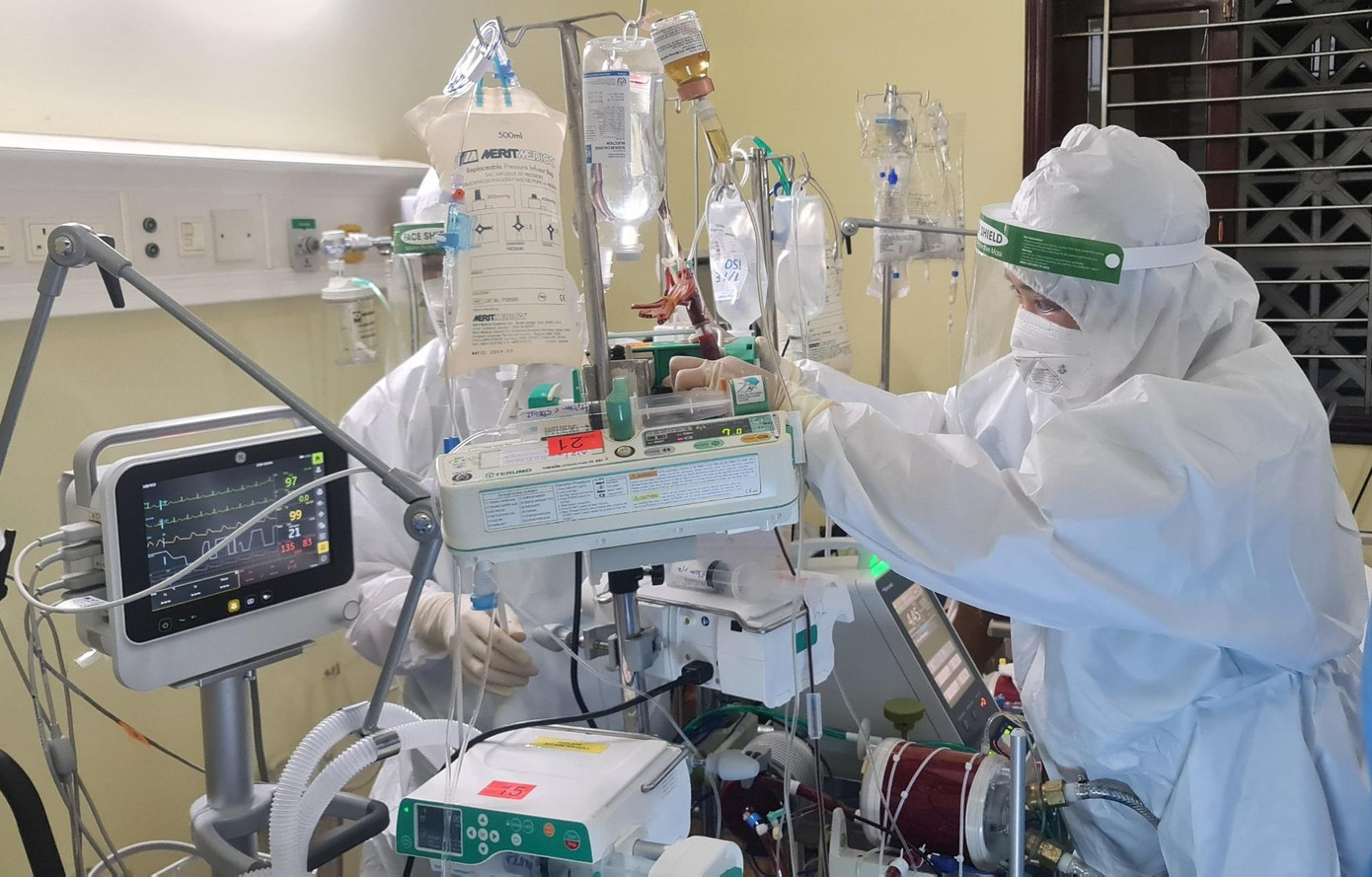 Các bác sĩ và kỹ sư đã cùng phối hợp để cải tiến và sáng tạo, chiếc máy ECMO được tăng cường thêm các thiết bị để cùng lúc có thể chạy được trên cả 2 bệnh nhân.