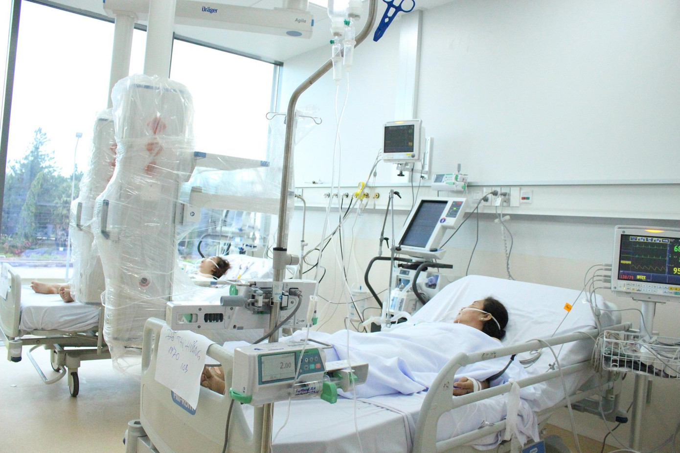 Bệnh nhân chuyển đến Bệnh viện Hồi sức COVID-19 hầu hết là những trường hợp đã vượt quá khả năng cứu chữa của các bệnh viện ở tầng dưới.