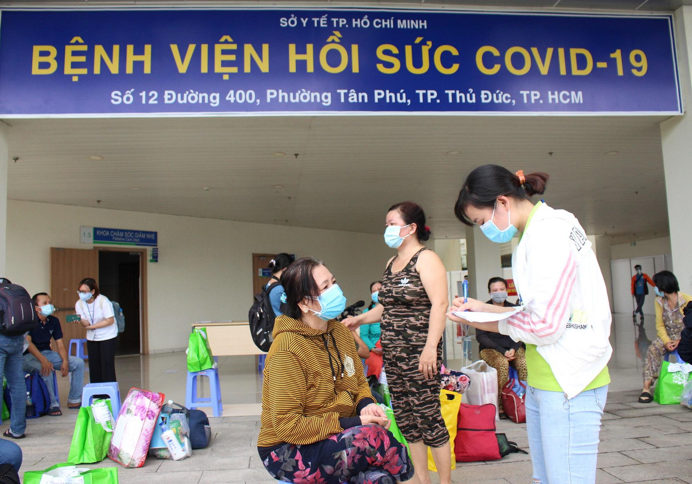 Bệnh viện Hồi sức COVID-19 đang nỗ lực cứu chữa cho 400 ca bệnh nặng và nguy kịch.