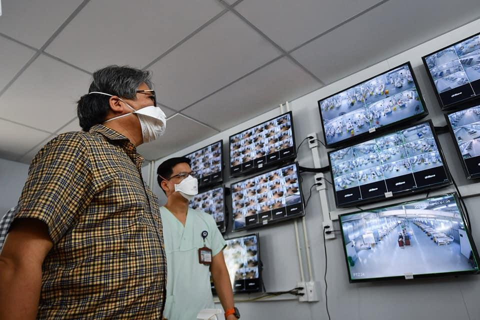 Hệ thống theo dõi trực tiếp người bệnh đang được điều trị qua camera tại Trung tâm Hồi sức COVID-19 của Bệnh viện Việt Đức. Hệ thống theo dõi trực tiếp người bệnh đang được điều trị qua camera tại Trung tâm Hồi sức COVID-19 của Bệnh viện Việt Đức.