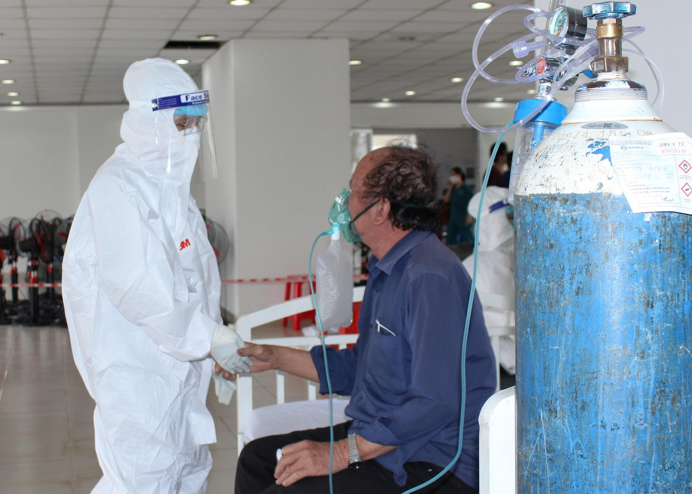 Sự hỗ trợ kịp thời về tâm lý sẽ giúp ổn định tinh thần của người bệnh để họ yên tâm điều trị. Sự hỗ trợ kịp thời về tâm lý sẽ giúp ổn định tinh thần của người bệnh để họ yên tâm điều trị.