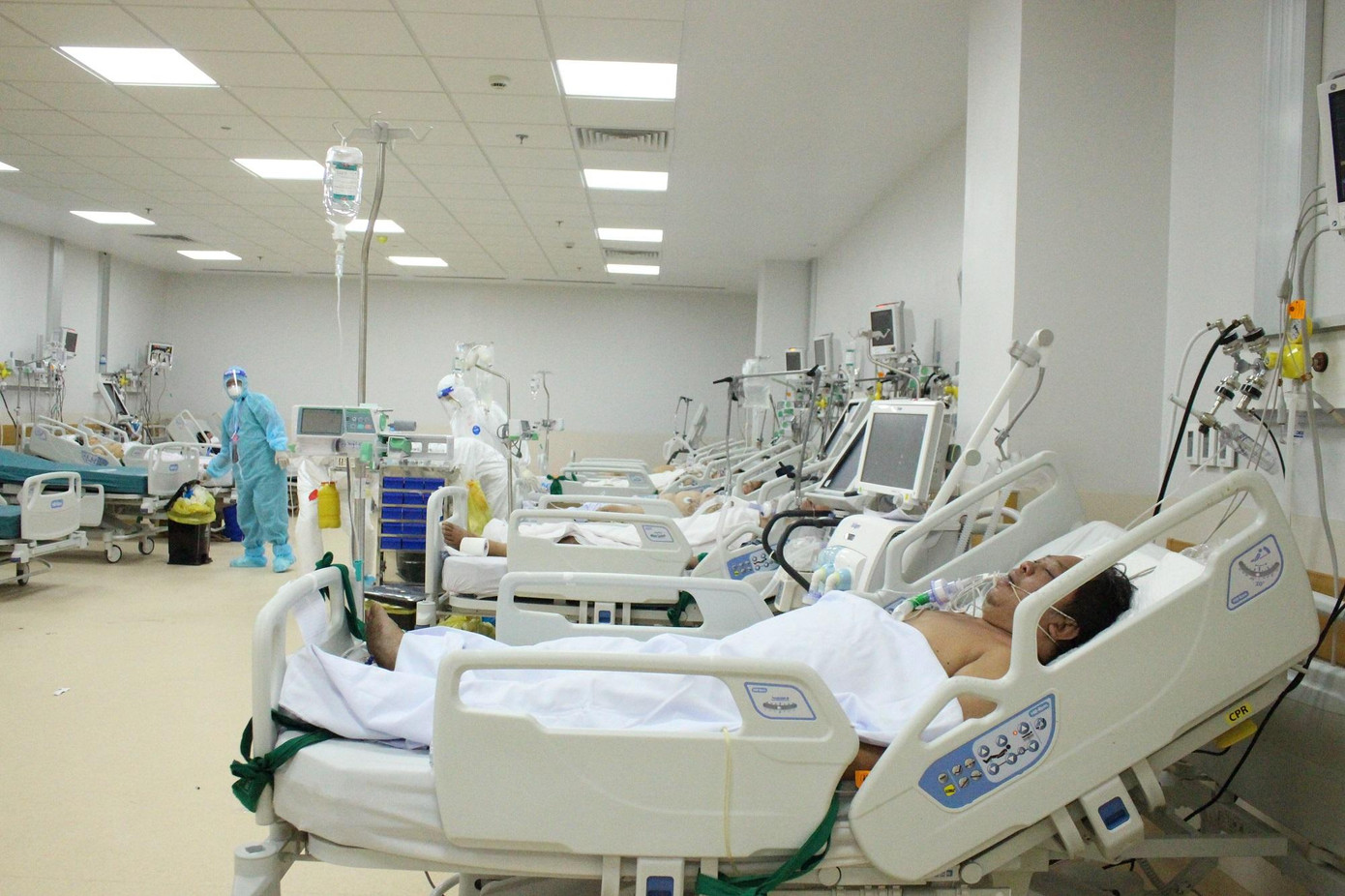 Rất nhiều bệnh nhân đang phải thở máy, điều trị tích cực, cuộc chiến trong lĩnh vực điều trị dự báo còn nhiều khó khăn.