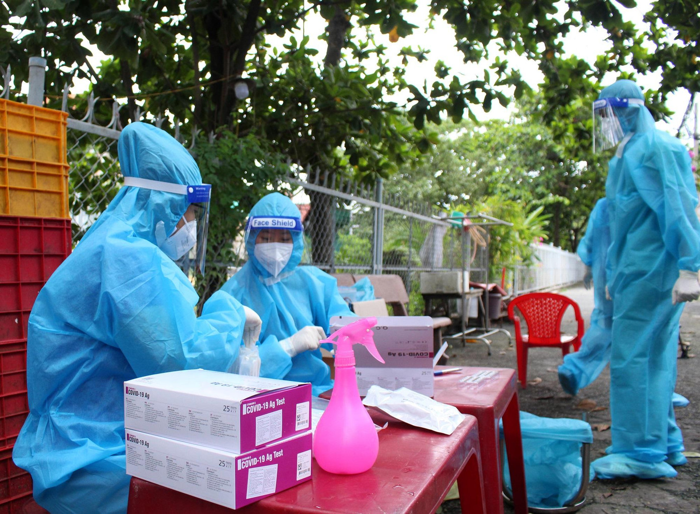 Các giải pháp khoanh vùng, xét nghiệm, ngăn chặn nguy cơ lây nhiễm đang được TPHCM đẩy mạnh. Các giải pháp khoanh vùng, xét nghiệm, ngăn chặn nguy cơ lây nhiễm đang được TPHCM đẩy mạnh.