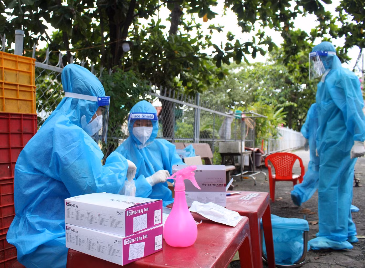 Các giải pháp khoanh vùng, xét nghiệm, ngăn chặn nguy cơ lây nhiễm đang được TPHCM đẩy mạnh. Các giải pháp khoanh vùng, xét nghiệm, ngăn chặn nguy cơ lây nhiễm đang được TPHCM đẩy mạnh.