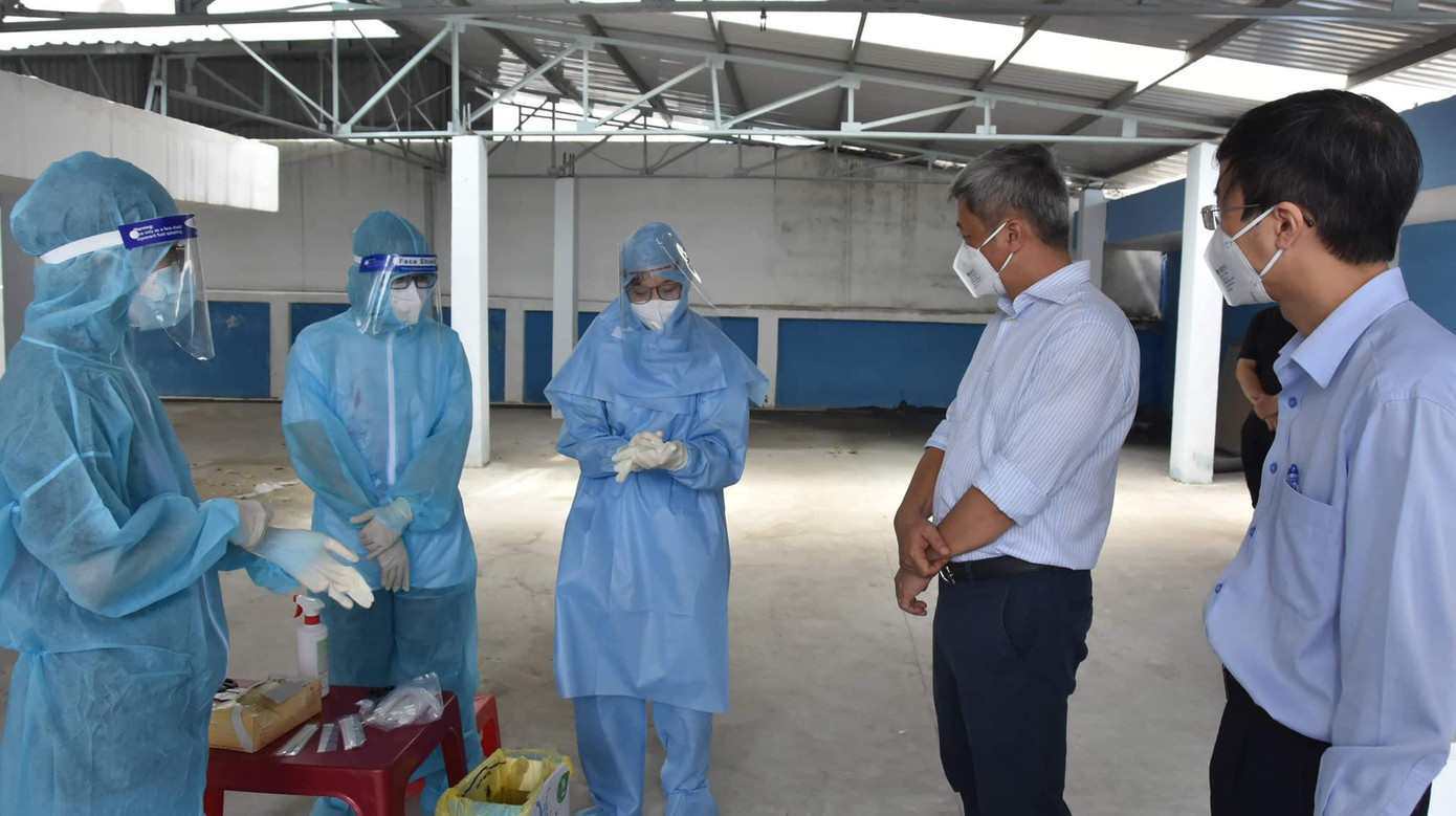 Thứ trưởng Nguyễn Trường Sơn (đứng thứ hai từ phải sang) kiểm tra công tác phòng chống dịch Covid-19 tại quận Bình Thạnh sáng 15/7. Thứ trưởng Nguyễn Trường Sơn (đứng thứ hai từ phải sang) kiểm tra công tác phòng chống dịch Covid-19 tại quận Bình Thạnh sáng 15/7.