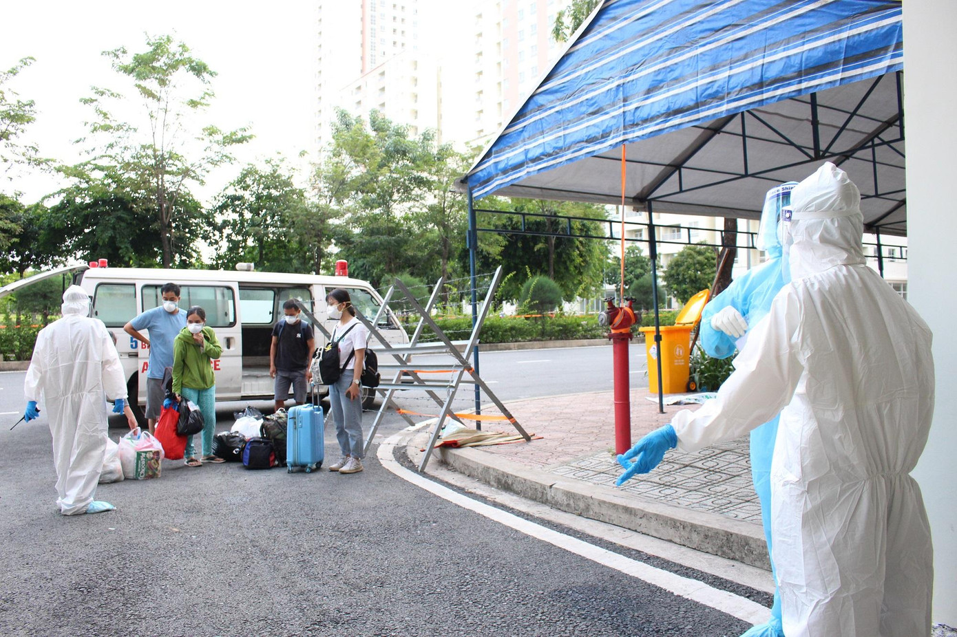 Được lên xe cấp cứu để đến bệnh viện trong thời điểm này với nhiều bệnh nhân là điều rất may mắn. Được lên xe cấp cứu để đến bệnh viện trong thời điểm này với nhiều bệnh nhân là điều rất may mắn.