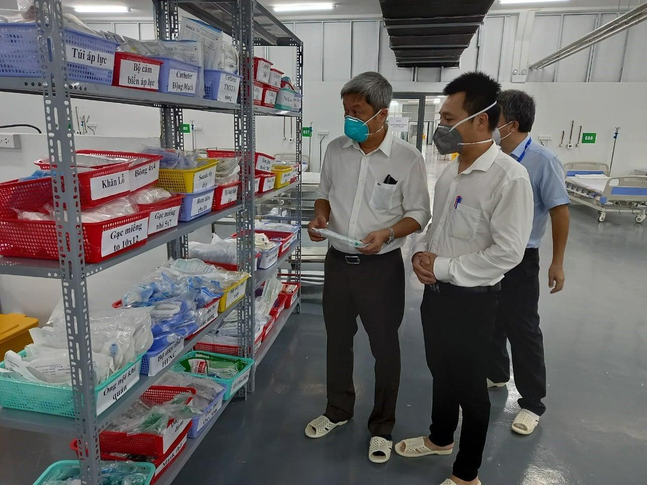 Thứ trưởng Bộ Y tế Nguyễn Trường Sơn (đứng đầu) kiểm tra công tác hoạt động tại Trung tâm Hồi sức COVID-19 của Bệnh viện Trung Ương Huế. Thứ trưởng Bộ Y tế Nguyễn Trường Sơn (đứng đầu) kiểm tra công tác hoạt động tại Trung tâm Hồi sức COVID-19 của Bệnh viện Trung Ương Huế.
