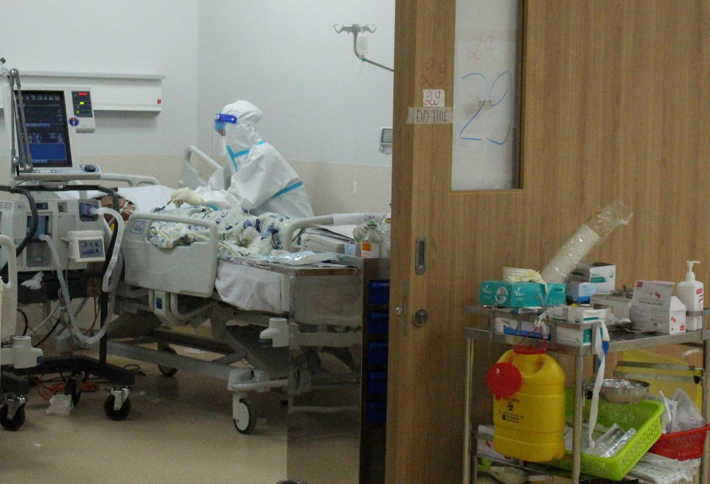 Các y bác sĩ luôn nỗ lực theo dõi, điều trị sát cho bệnh nhân trong suốt quá trình nằm viện. Các y bác sĩ luôn nỗ lực theo dõi, điều trị sát cho bệnh nhân trong suốt quá trình nằm viện.