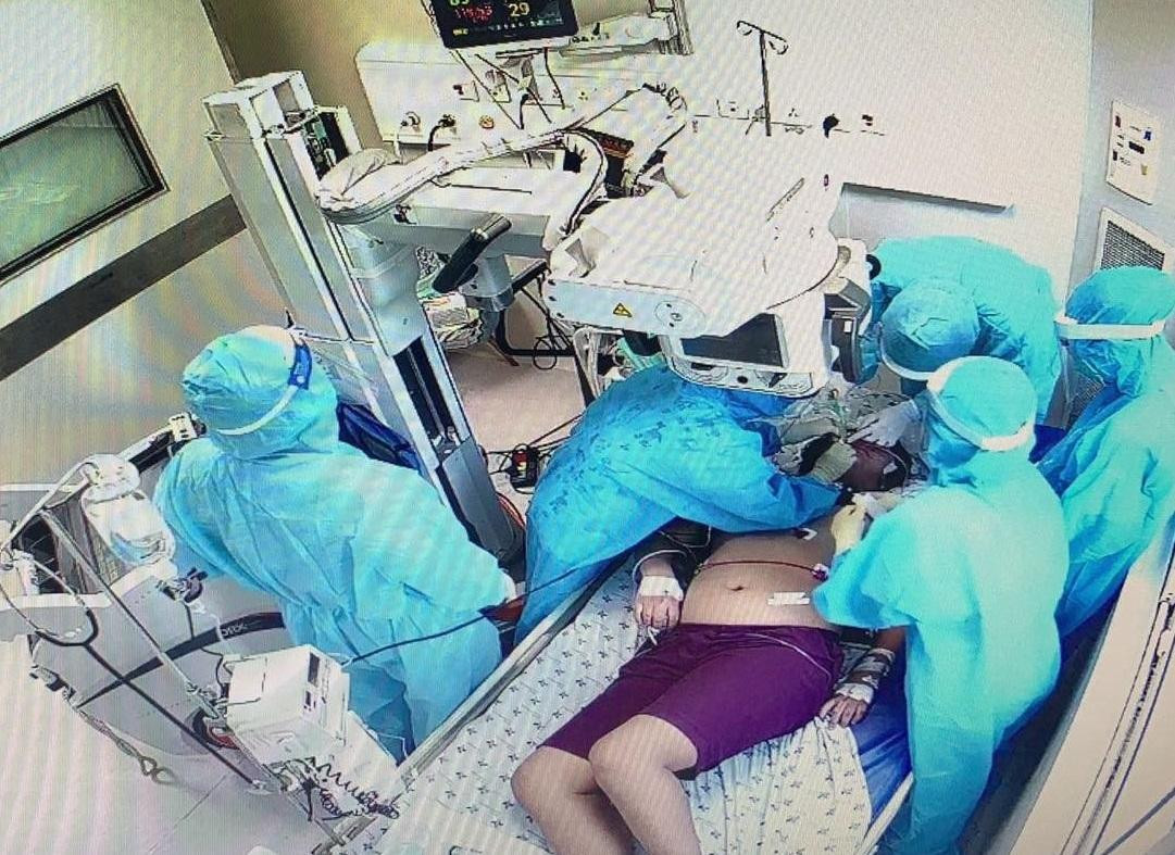 Các bác sĩ đã nỗ lực hồi sức, cấp cứu và điều trị tích cực giúp bệnh nhân từng bước qua nguy kịch. Các bác sĩ đã nỗ lực hồi sức, cấp cứu và điều trị tích cực giúp bệnh nhân từng bước qua nguy kịch.