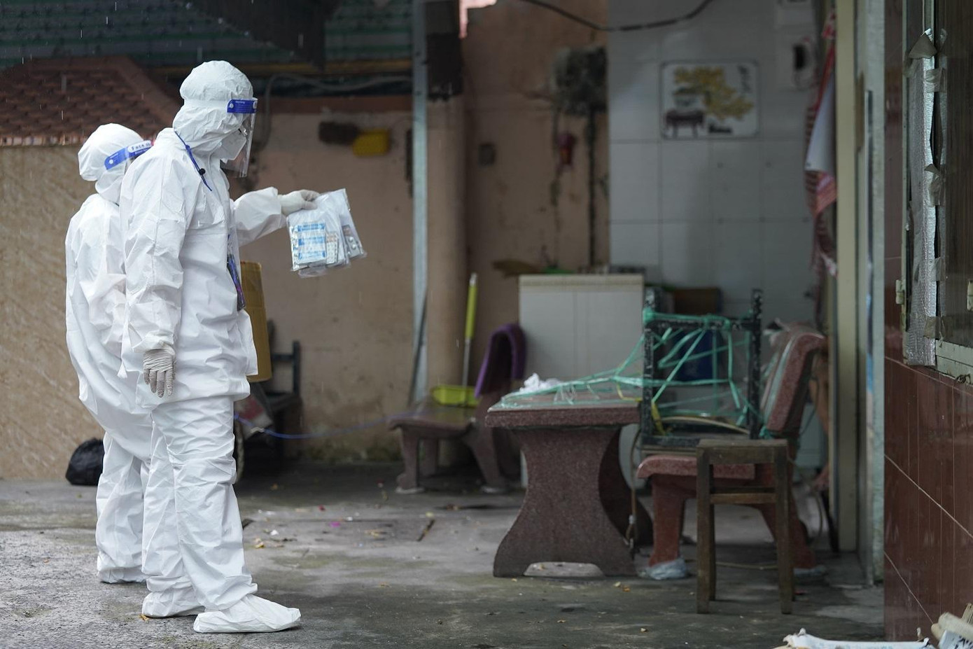 Lực lượng y tế đang tăng cường các biện pháp tiếp cận, phát túi thuốc cho F0 điều trị tại nhà