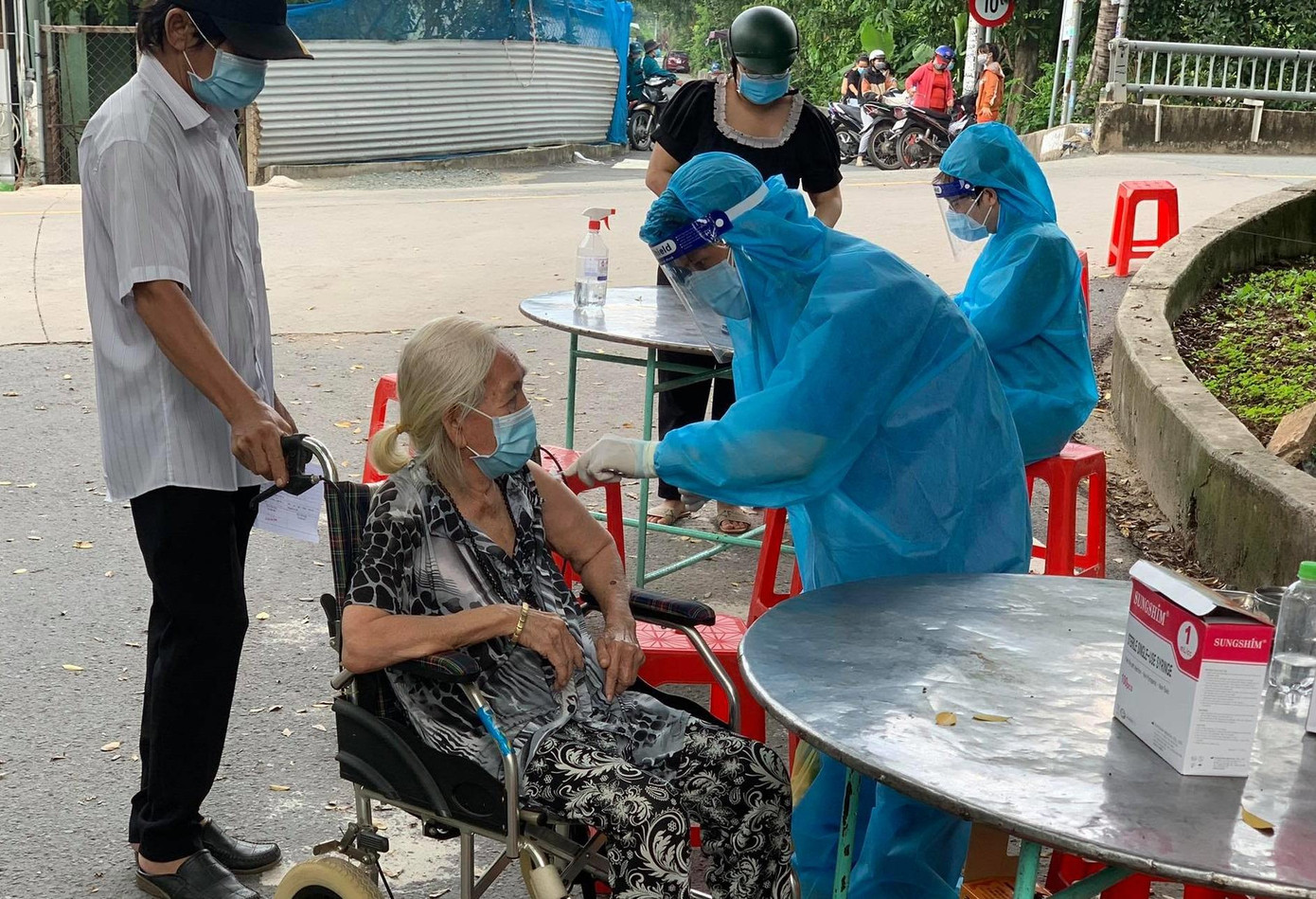 Nỗ lực tiêm chủng để sớm đạt miễn dịch cộng đồng của thành phố đang nhận được sự đồng thuận của người dân Nỗ lực tiêm chủng để sớm đạt miễn dịch cộng đồng của thành phố đang nhận được sự đồng thuận của người dân