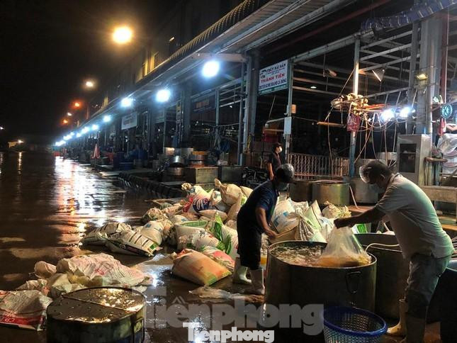 Điểm trung chuyển hàng hóa tại chợ đầu mối Bình Điền đã hoạt động trở lại (Ảnh: Uyên Phương)