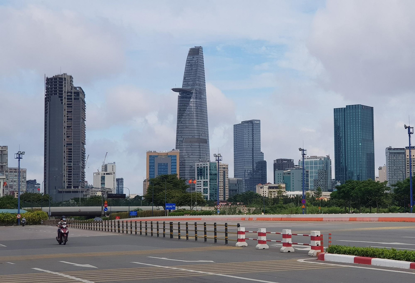 TPHCM đang nỗ lực thực hiện các biện pháp phòng chống dịch nhưng chưa có kế hoạch cụ thể cho việc mở cửa trở lại nên các tin đồn là không chính xác. TPHCM đang nỗ lực thực hiện các biện pháp phòng chống dịch nhưng chưa có kế hoạch cụ thể cho việc mở cửa trở lại nên các tin đồn là không chính xác.