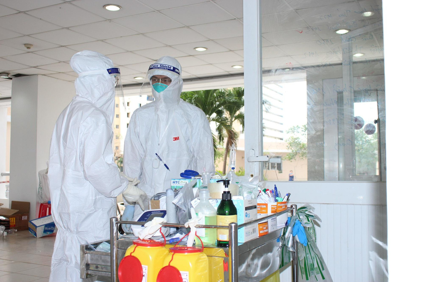 Các bác sĩ và điều dưỡng đang căng mình tại bệnh viện dã chiến 3000 giường tại TP Thủ Đức- ảnh Vân Sơn