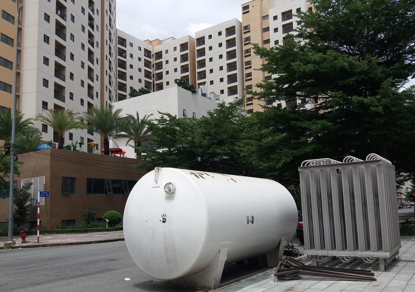 Bồn oxy lớn với dung tích 1.000 lít đã được chuyển đến Bệnh viện Dã chiến số 6.