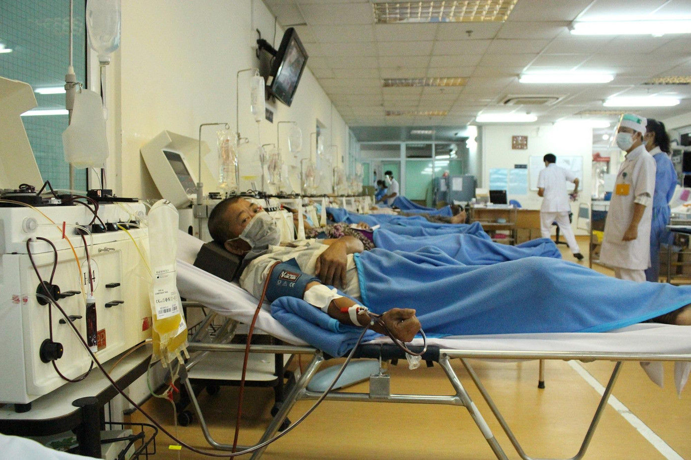 Người dân đi hiến máu tình nguyện tại Trung tâm Truyền máu Bệnh viện Chợ Rẫy trong mùa dịch COVID-19