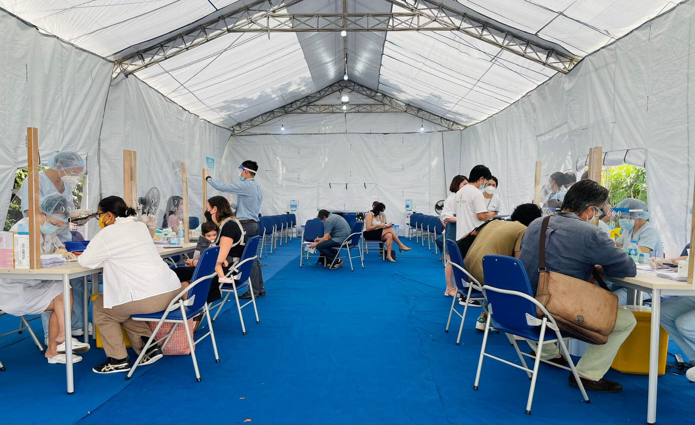 Khu vực sàng lọc y tế cho những công dân Pháp đến tiêm vắc xin ngừa COVID-19 được tổ chức bên ngoài bệnh viện. Khu vực sàng lọc y tế cho những công dân Pháp đến tiêm vắc xin ngừa COVID-19 được tổ chức bên ngoài bệnh viện.