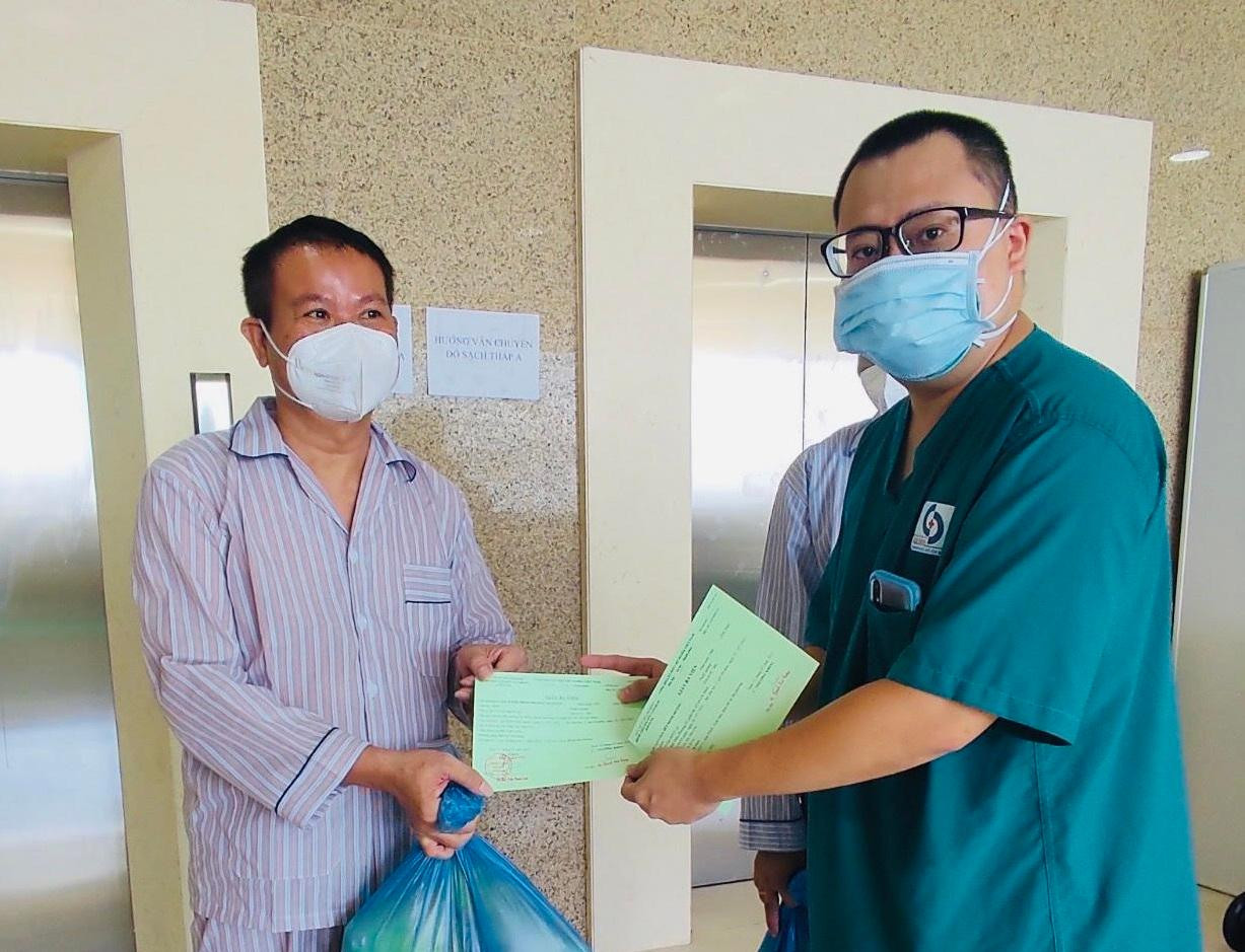 Bác sĩ vui mừng trao giấy xuất viện cho các bệnh nhân đã bình phục hoàn toàn sau cơn nguy kịch vì COVID-19. Bác sĩ vui mừng trao giấy xuất viện cho các bệnh nhân đã bình phục hoàn toàn sau cơn nguy kịch vì COVID-19.