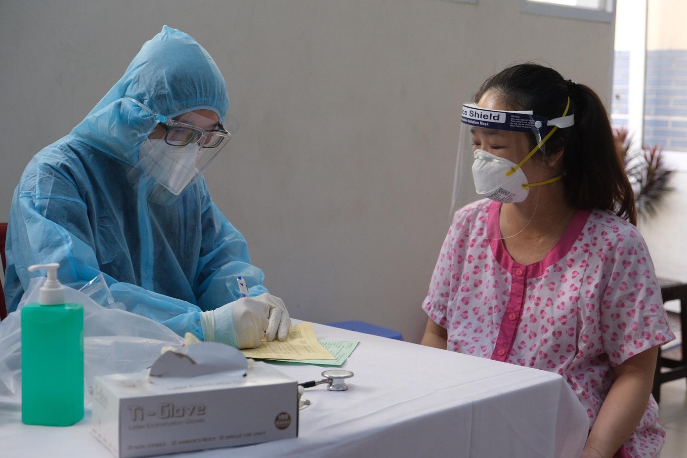 Những thai phụ đầu tiên được khám sàng lọc và chuẩn bị tiêm tại Bệnh viện Hùng Vương.