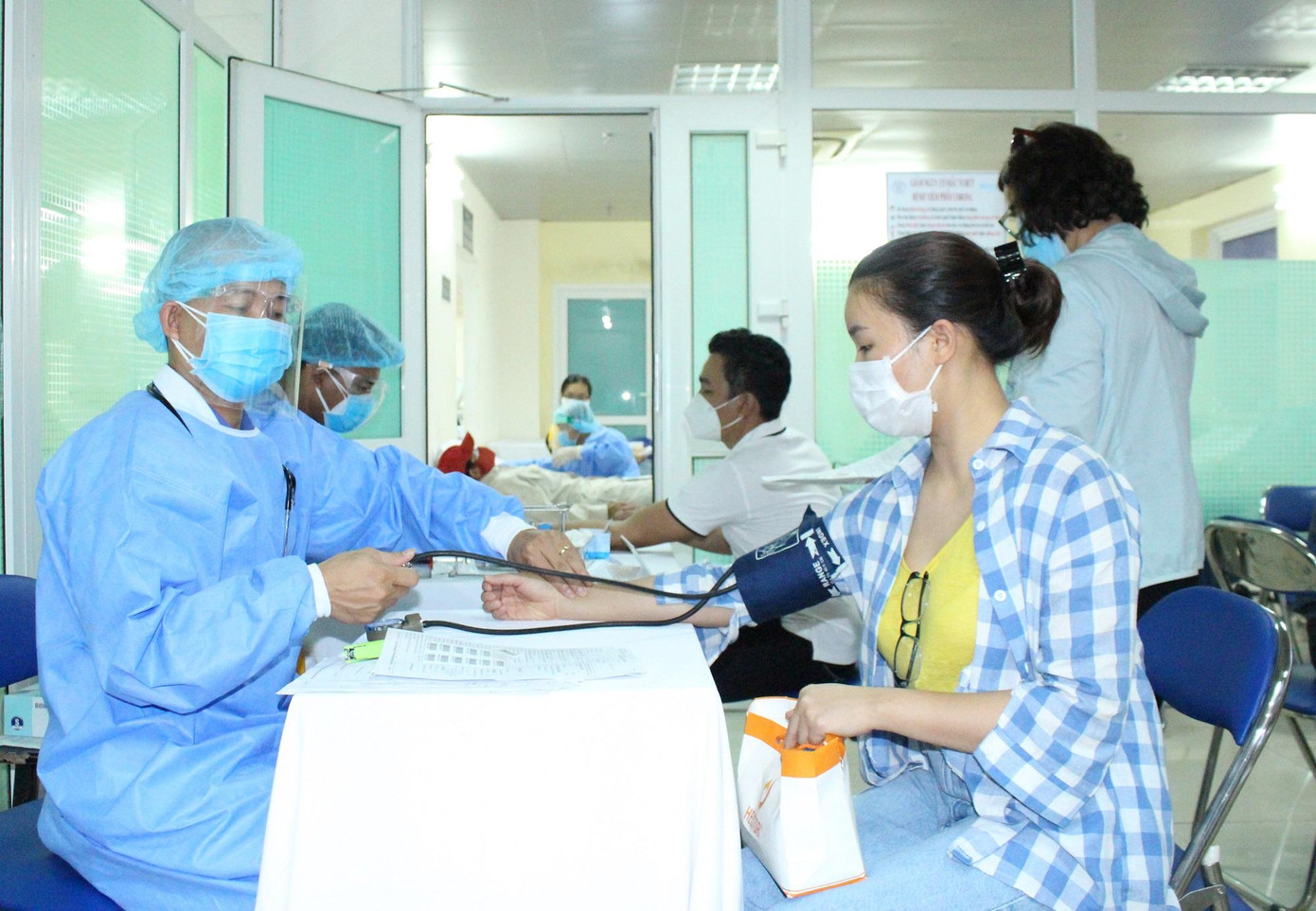 Sau khi vượt qua nhiều vòng sàng lọc, người hiến máu sẽ được đo huyết áp và kiểm tra sức khỏe lần cuối trước khi vào khu vực tiếp nhận máu.