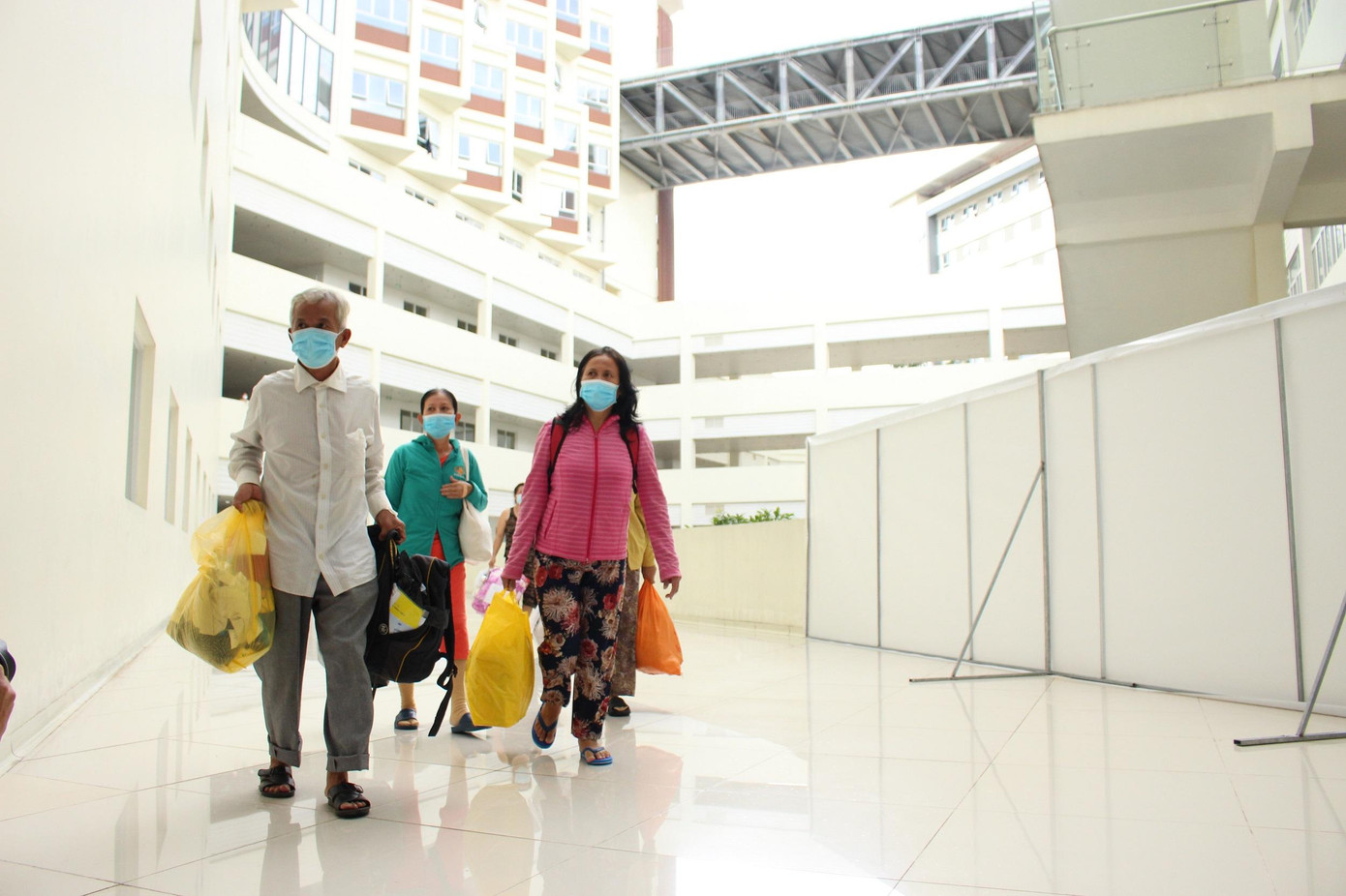 Những bệnh nhân từng rơi vào nguy kịch sau quá trình điều trị đã được xuất viện tại Bệnh viện Hồi sức COVID-19.