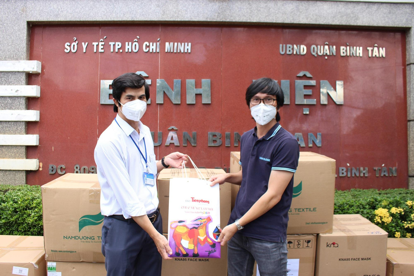 Giám đốc Bệnh viện Đa khoa Bình Tân (bên trái) vui mừng đón nhận tấm lòng của mạnh thường quân từ Nhà báo Trần Ngọc Lâm, Phó trưởng đại diện Báo Tiền Phong tại TPHCM. Giám đốc Bệnh viện Đa khoa Bình Tân (bên trái) vui mừng đón nhận tấm lòng của mạnh thường quân từ Nhà báo Trần Ngọc Lâm, Phó trưởng đại diện Báo Tiền Phong tại TPHCM.