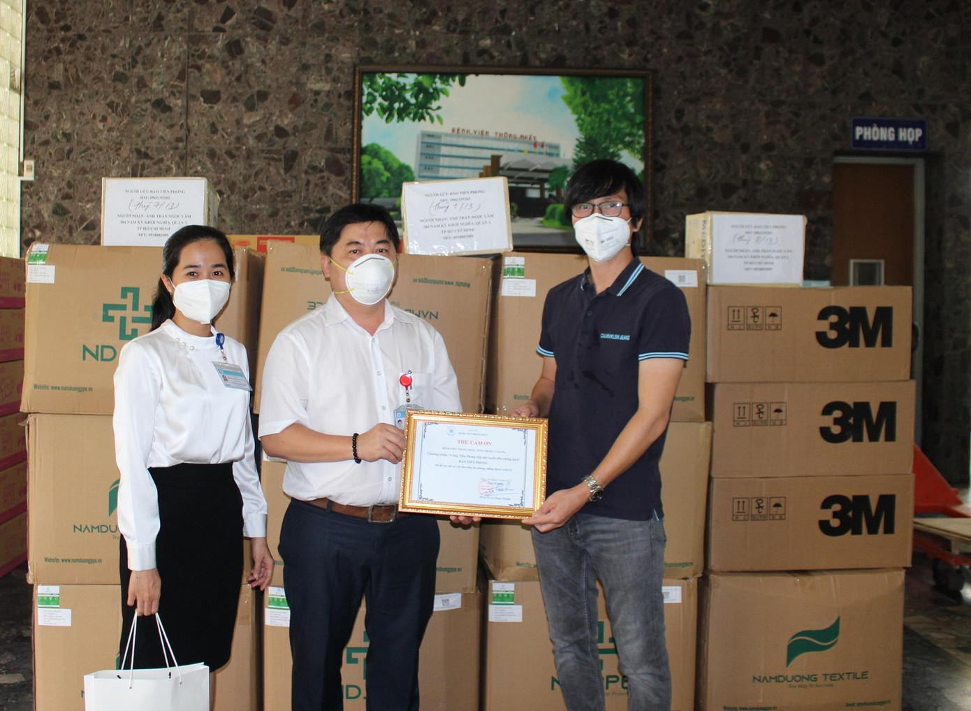 Bệnh viện Thống Nhất tiếp nhận khẩu trang, đồ bảo hộ và thiết bị y tế và gửi thư cảm ơn bạn đọc Báo Tiền Phong Bệnh viện Thống Nhất tiếp nhận khẩu trang, đồ bảo hộ và thiết bị y tế và gửi thư cảm ơn bạn đọc Báo Tiền Phong